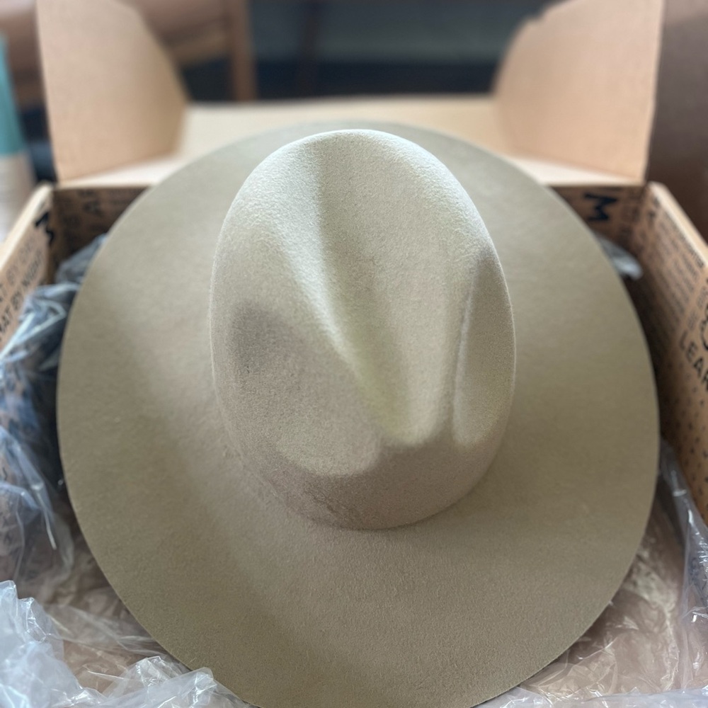 Emma Fedora hat size 57 S/M. Excelllent quality and only worn one time.